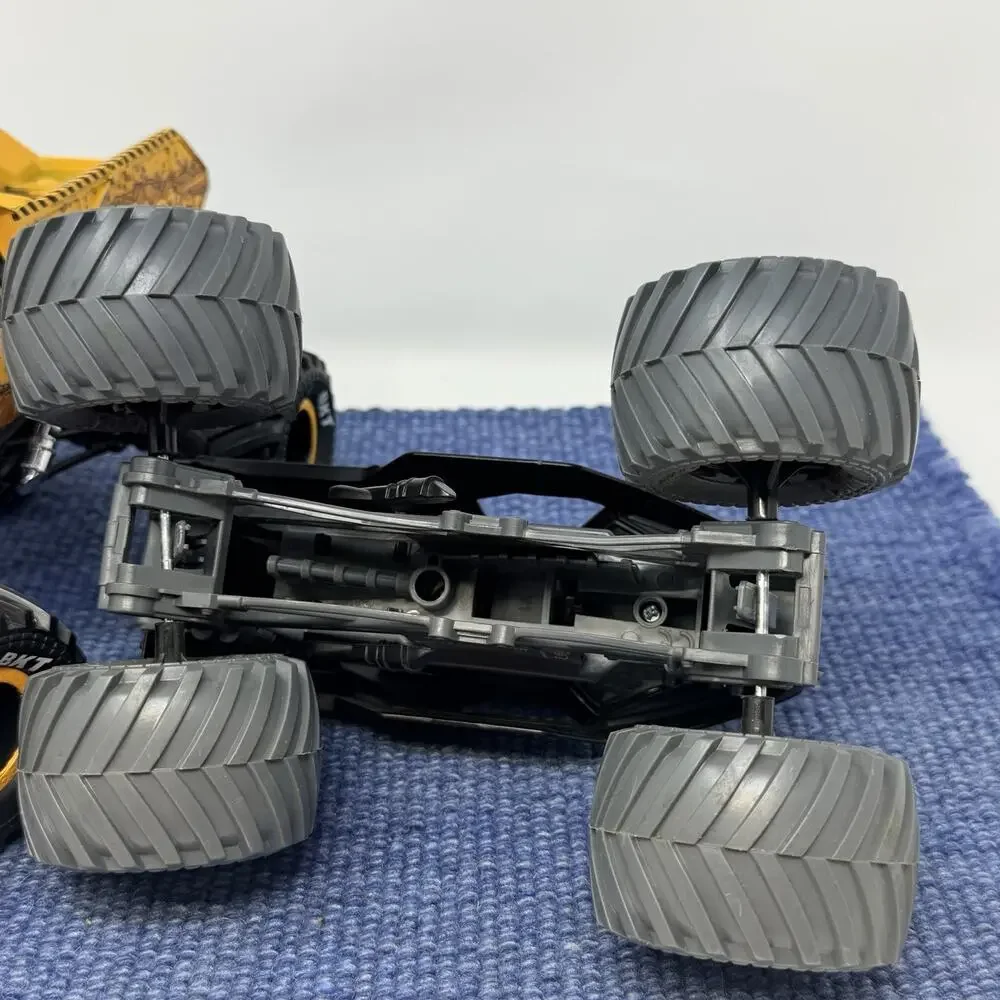 2 Earth Shaker Monster Jam Truck 1/24 Scale BKT 2022 909 Big One